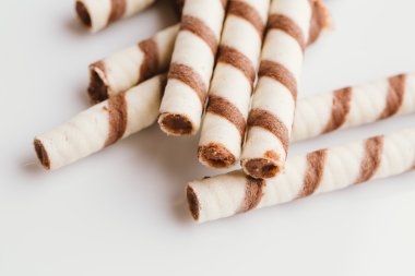 üzerinde bir ışık ayna arka plan doldurarak fıstıklı rulo gofret