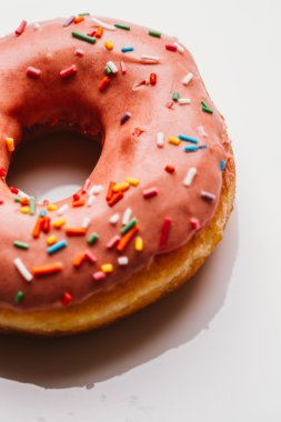 Çilek beyaz bir arka plan üzerinde krem ile lezzetli taze çörek