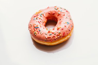 Çilek beyaz bir arka plan üzerinde krem ile lezzetli taze çörek