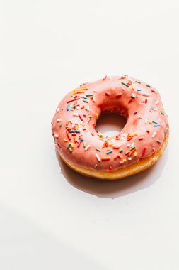 Çilek beyaz bir arka plan üzerinde krem ile lezzetli taze çörek