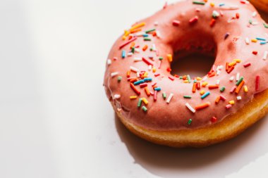 Beyaz bir arka plan üzerinde çilek ve muz kremalı taze çörek