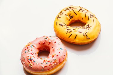 Beyaz bir arka plan üzerinde çilek ve muz kremalı taze çörek