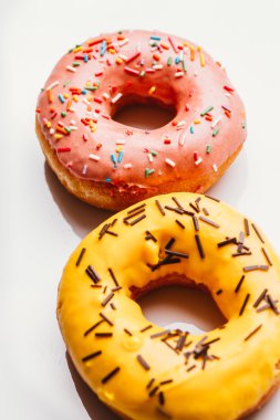 Beyaz bir arka plan üzerinde çilek ve muz kremalı taze çörek