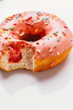 çilek beyaz bir arka plan üzerinde krem ile ısırıldı çörek