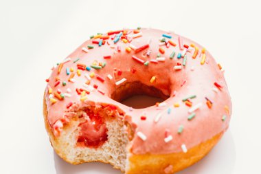 çilek beyaz bir arka plan üzerinde krem ile ısırıldı çörek