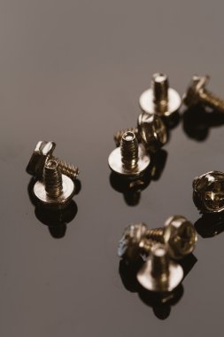 koyu arka plan üzerinde bir bilgisayarı vidalar