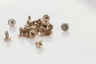 Beyaz arka plan üzerinde bir bilgisayarı vidalar