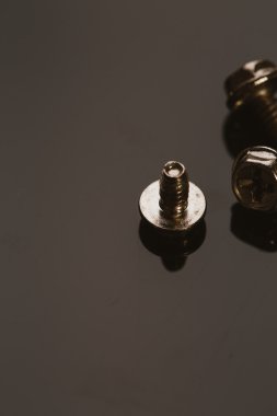 koyu arka plan üzerinde bir bilgisayarı vidalar