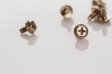 Beyaz arka plan üzerinde bir bilgisayarı vidalar