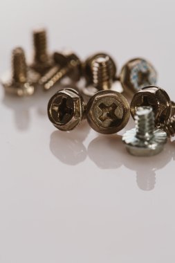 Beyaz arka plan üzerinde bir bilgisayarı vidalar