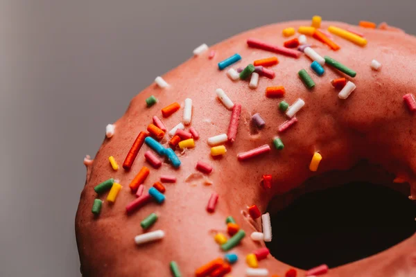 Verse heerlijke donut met aardbei-room op een donkere achtergrond — Stockfoto