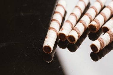 Yansıtılmış bir arka plan üzerinde doldurma fıstıklı Rulo Gofret