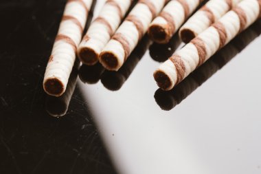 Yansıtılmış bir arka plan üzerinde doldurma fıstıklı Rulo Gofret