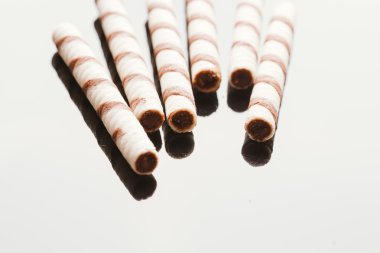 Yansıtılmış bir arka plan üzerinde doldurma fıstıklı Rulo Gofret