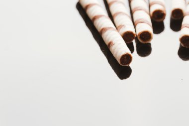 Yansıtılmış bir arka plan üzerinde doldurma fıstıklı Rulo Gofret