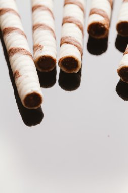 Yansıtılmış bir arka plan üzerinde doldurma fıstıklı Rulo Gofret