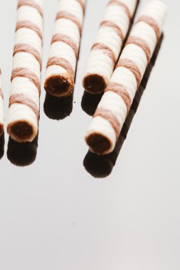 Yansıtılmış bir arka plan üzerinde doldurma fıstıklı Rulo Gofret