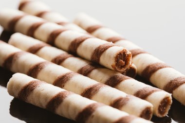 Yansıtılmış bir arka plan üzerinde doldurma fıstıklı Rulo Gofret