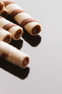 Yansıtılmış bir arka plan üzerinde doldurma fıstıklı Rulo Gofret