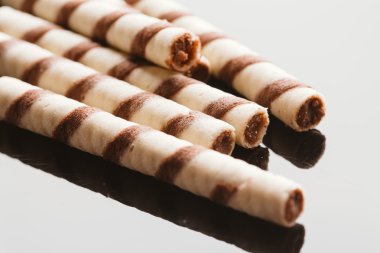 Yansıtılmış bir arka plan üzerinde doldurma fıstıklı Rulo Gofret