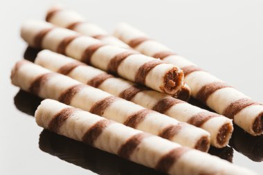 Yansıtılmış bir arka plan üzerinde doldurma fıstıklı Rulo Gofret