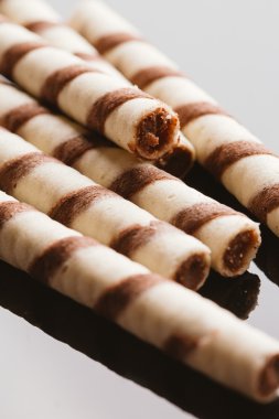 Yansıtılmış bir arka plan üzerinde doldurma fıstıklı Rulo Gofret