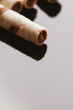 Yansıtılmış bir arka plan üzerinde doldurma fıstıklı Rulo Gofret