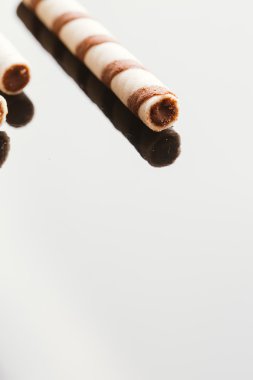 Yansıtılmış bir arka plan üzerinde doldurma fıstıklı Rulo Gofret