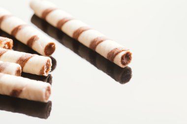 Yansıtılmış bir arka plan üzerinde doldurma fıstıklı Rulo Gofret