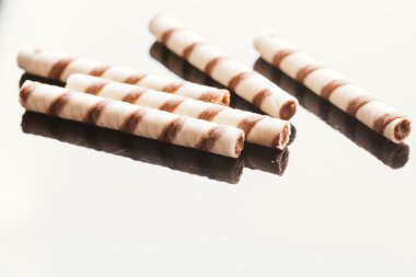 Yansıtılmış bir arka plan üzerinde doldurma fıstıklı Rulo Gofret