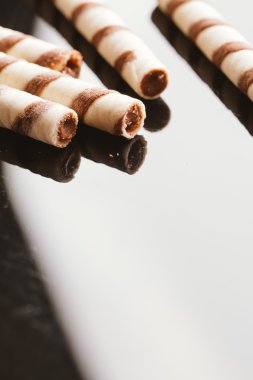 Yansıtılmış bir arka plan üzerinde doldurma fıstıklı Rulo Gofret