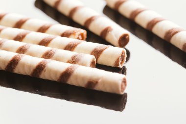 Yansıtılmış bir arka plan üzerinde doldurma fıstıklı Rulo Gofret