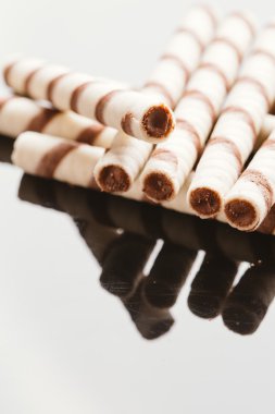 Yansıtılmış bir arka plan üzerinde doldurma fıstıklı Rulo Gofret