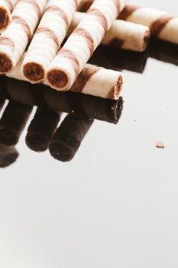 Yansıtılmış bir arka plan üzerinde doldurma fıstıklı Rulo Gofret