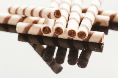 Yansıtılmış bir arka plan üzerinde doldurma fıstıklı Rulo Gofret