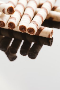 Yansıtılmış bir arka plan üzerinde doldurma fıstıklı Rulo Gofret