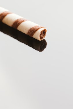 Yansıtılmış bir arka plan üzerinde doldurma fıstıklı Rulo Gofret