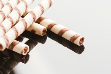 Yansıtılmış bir arka plan üzerinde doldurma fıstıklı Rulo Gofret