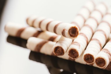 Yansıtılmış bir arka plan üzerinde doldurma fıstıklı Rulo Gofret