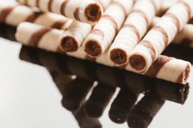 Yansıtılmış bir arka plan üzerinde doldurma fıstıklı Rulo Gofret