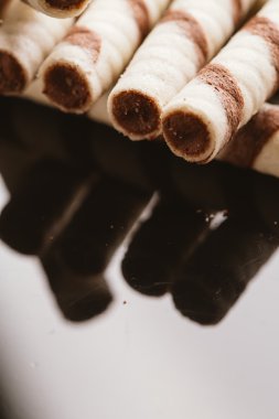 Yansıtılmış bir arka plan üzerinde doldurma fıstıklı Rulo Gofret