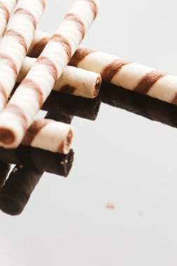 Yansıtılmış bir arka plan üzerinde doldurma fıstıklı Rulo Gofret