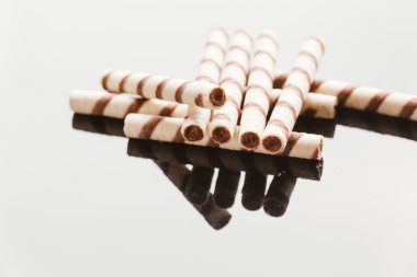 Yansıtılmış bir arka plan üzerinde doldurma fıstıklı Rulo Gofret