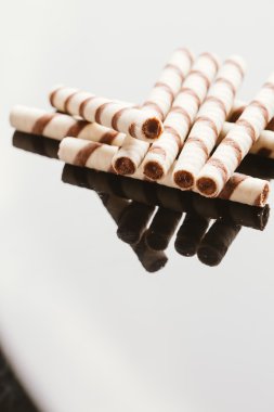 Yansıtılmış bir arka plan üzerinde doldurma fıstıklı Rulo Gofret