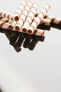 Yansıtılmış bir arka plan üzerinde doldurma fıstıklı Rulo Gofret