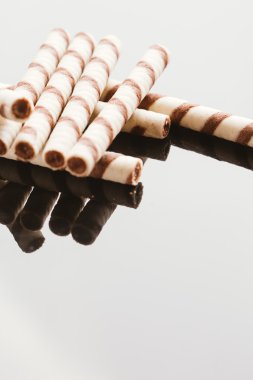 Yansıtılmış bir arka plan üzerinde doldurma fıstıklı Rulo Gofret