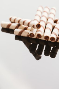 Yansıtılmış bir arka plan üzerinde doldurma fıstıklı Rulo Gofret