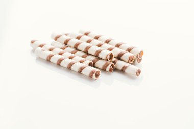 üzerinde bir ışık ayna arka plan doldurarak fıstıklı rulo gofret