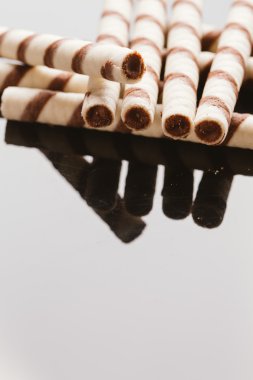 Yansıtılmış bir arka plan üzerinde doldurma fıstıklı Rulo Gofret