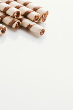 üzerinde bir ışık ayna arka plan doldurarak fıstıklı rulo gofret